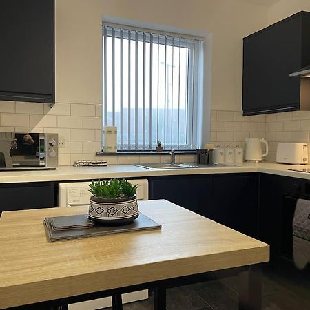 Modern Apartment With En-Suite & Private Kitchen Stoke-on-Trent Экстерьер фото