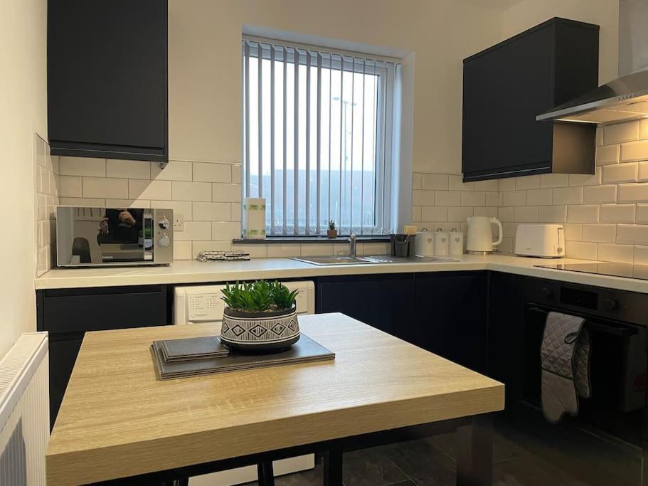 Modern Apartment With En-Suite & Private Kitchen Stoke-on-Trent Экстерьер фото