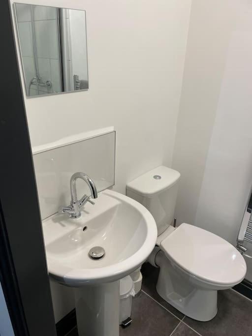 Modern Apartment With En-Suite & Private Kitchen Stoke-on-Trent Экстерьер фото