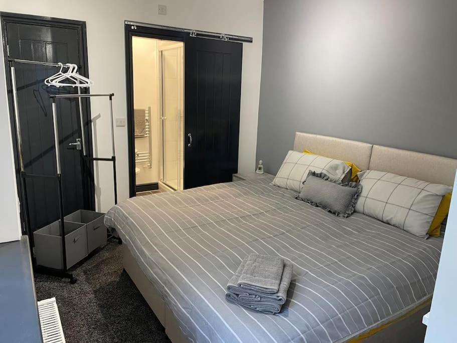 Modern Apartment With En-Suite & Private Kitchen Stoke-on-Trent Экстерьер фото